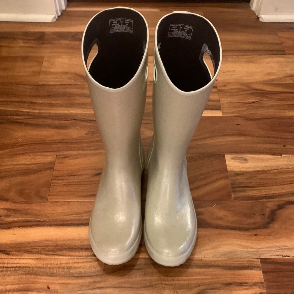 Bogs women’s boots silver